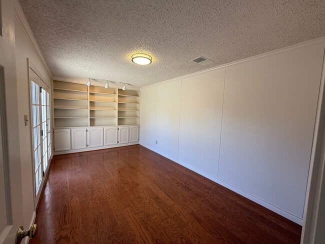 Building Photo - 4-bedroom single story in East Modesto!