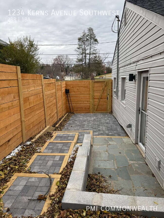 Building Photo - 1234 Kerns Ave SW