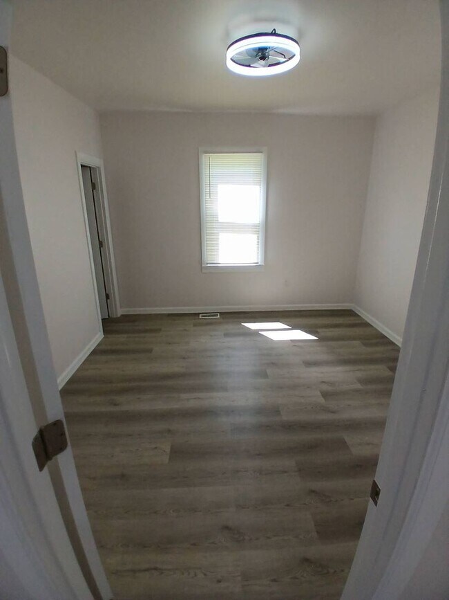 Building Photo - 6015 Hosmer Ave