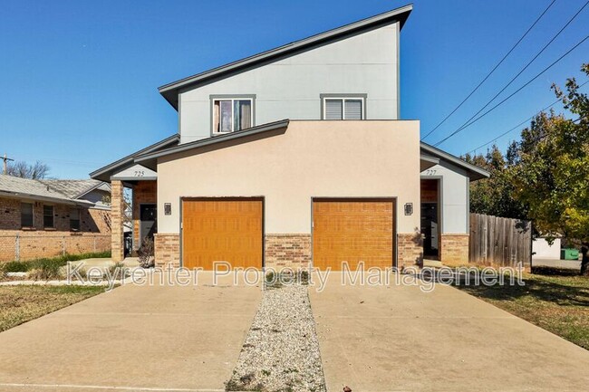 Building Photo - 727 NE 5th St