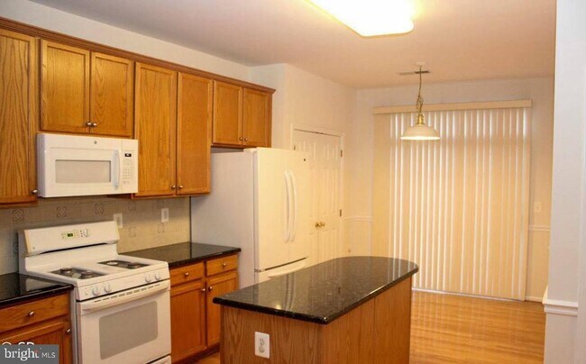 Building Photo - 20962 Albion Ln