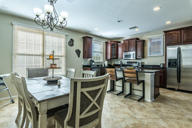 Building Photo - 1628 E Canyon Creek Dr