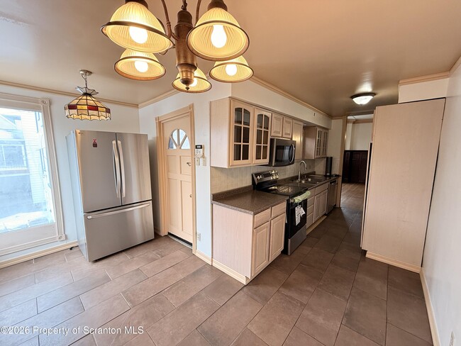 Building Photo - 629 Clay Ave