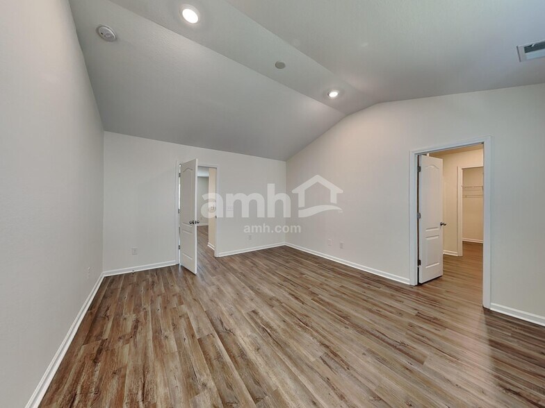 Building Photo - 2061 Southlea Dr