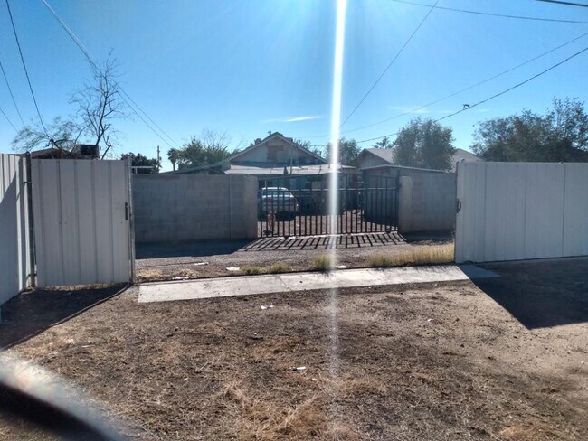 Building Photo - 1327 E Pierce St