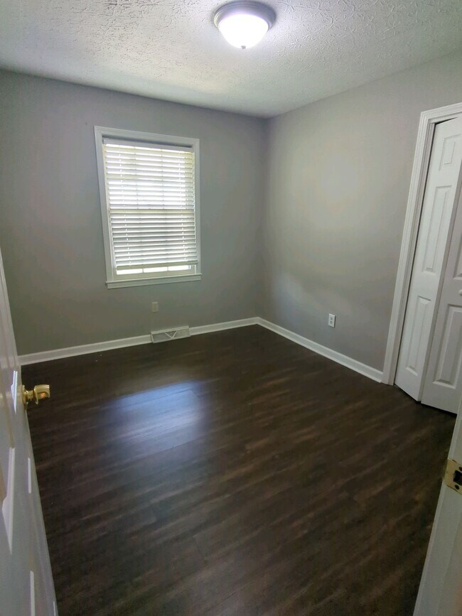 Building Photo - 2517 Thoroughbred Dr
