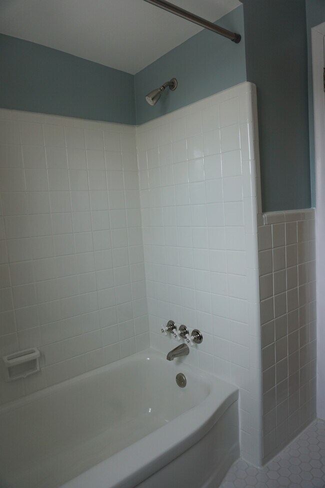 Building Photo - 340 Parkview Dr
