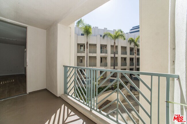 Building Photo - 5625 Crescent Park W