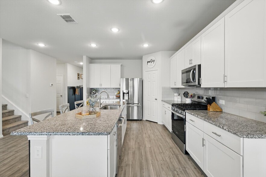 Building Photo - 802 Feldspar Way