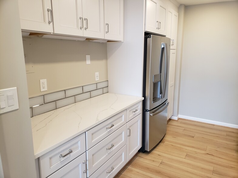 Kitchen - Left Side Detail - 4141 N Henderson Rd