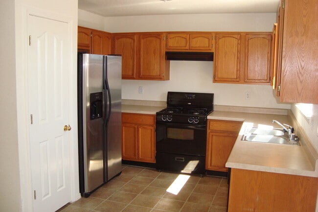 Building Photo - Northeast El Paso 3 Bed Refrig A/C