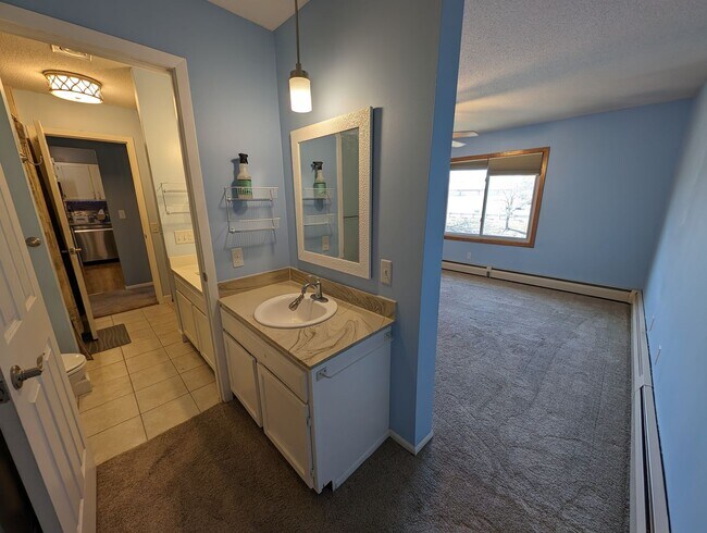 Building Photo - Updated 2bd/1ba Condo w/ Pool & Heated Par...