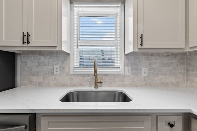 Building Photo - 365 E Williams St