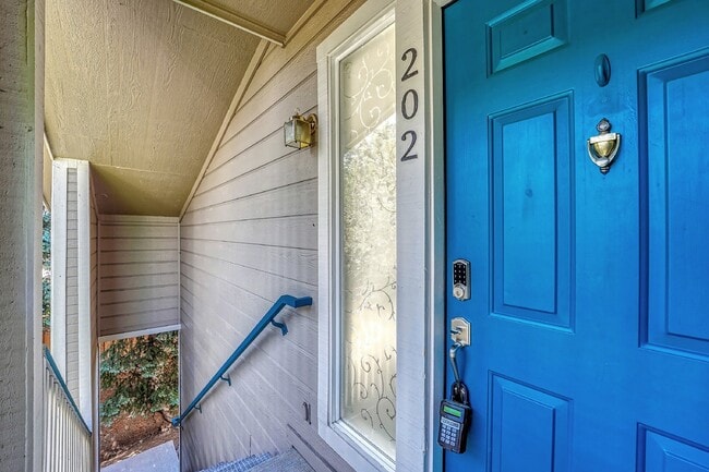 Building Photo - $2,050- 2-Bed, 2-Bath Condo in Highlands R...