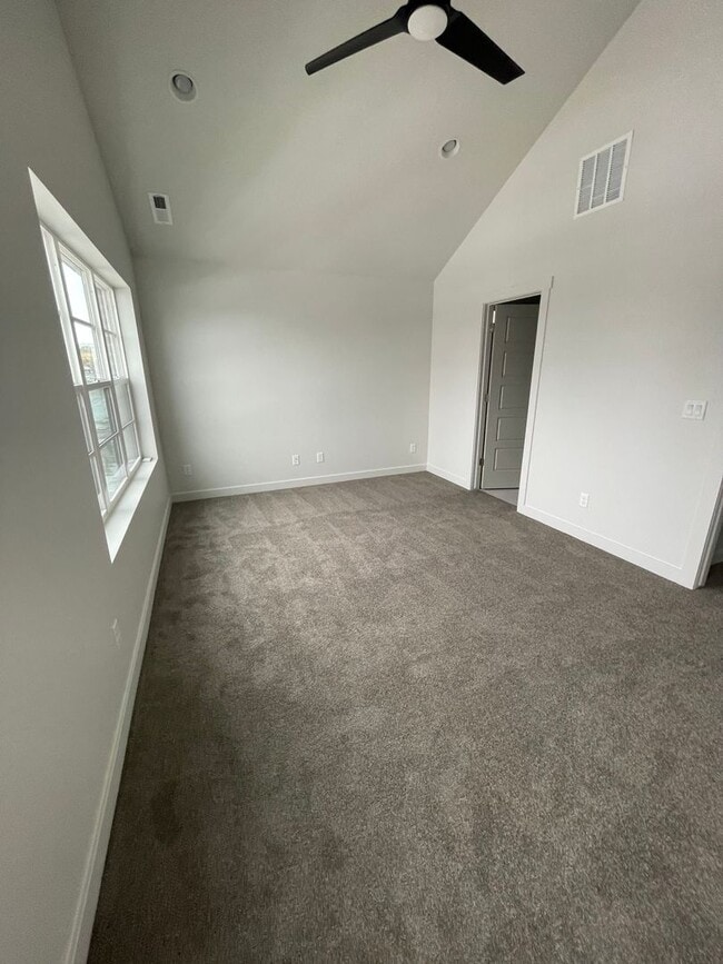 Building Photo - Modern home!