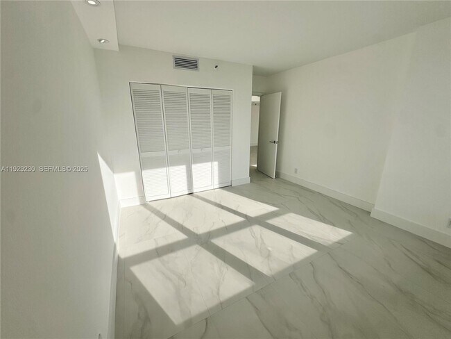 Building Photo - 6797 Willow Wood Dr