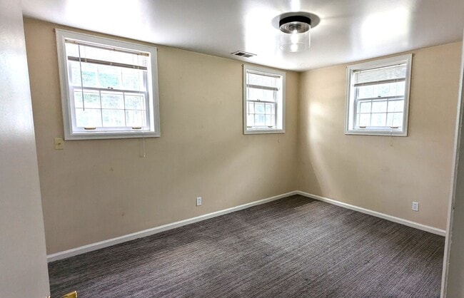 Building Photo - 936 Seminole Rd