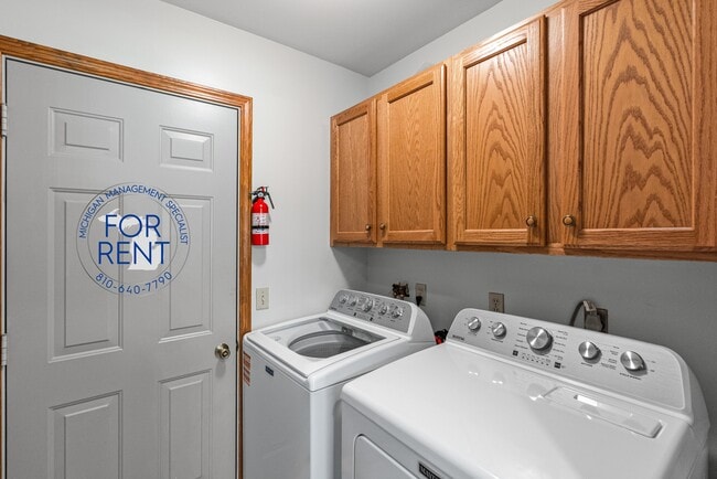 Building Photo - 3263 Silverwood Dr