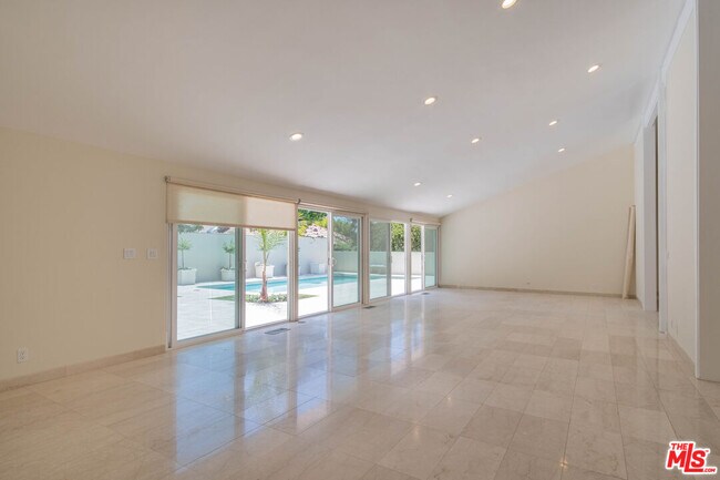 Building Photo - 480 N Robinwood Dr