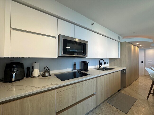Building Photo - 15645 Collins Ave