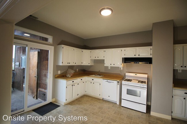 Building Photo - 3 br, 1.5 bath Apartment - 166 Carl Street