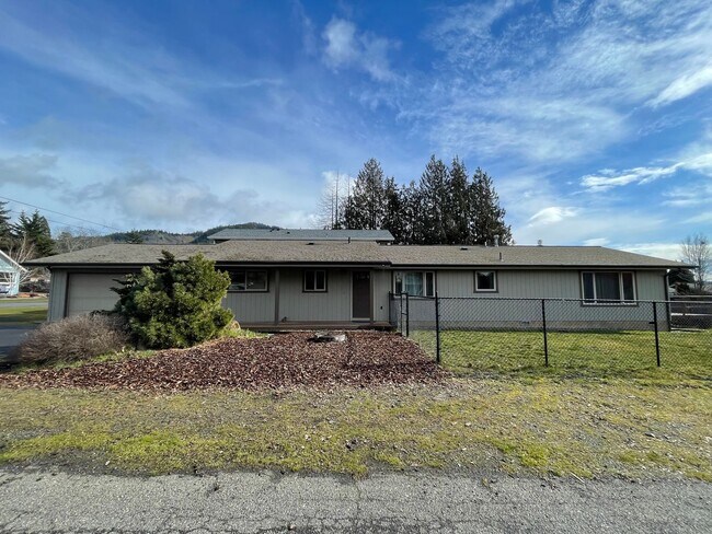 Building Photo - 3 Bedroom Home in White Salmon For Rent