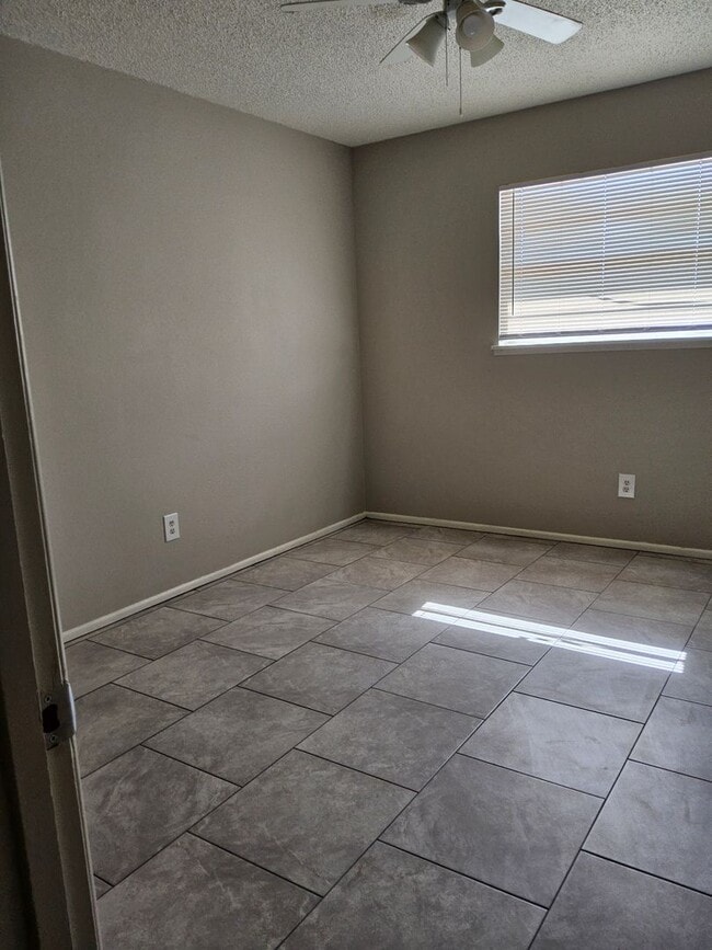 Building Photo - 3 Bedroom 2 Bath Home for Rent