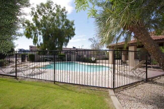 Building Photo - 1215 E Lemon St