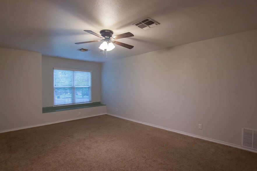 Building Photo - 2110 Inwood Cir