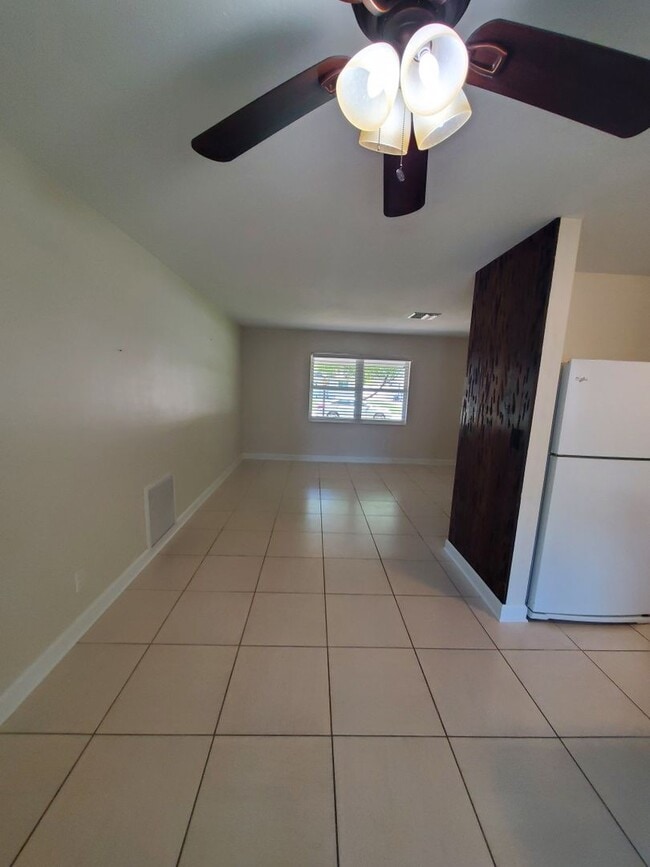 Building Photo - QUIET AND WELL MAINTAINED NEIGHBORHOOD