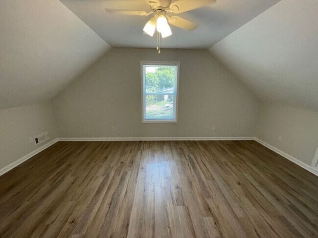 Building Photo - 5 Bed Home Available August 2026!