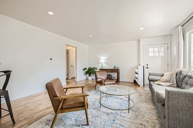 Building Photo - Updated 3BD/ 2BA home in Denver, CO! Available January 1st