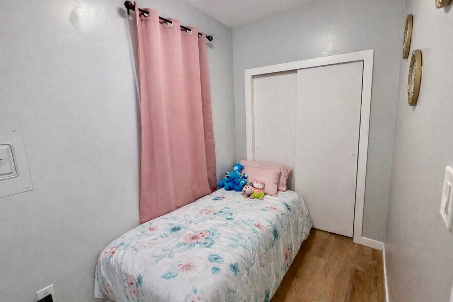 Building Photo - 80 Malcolm Ave