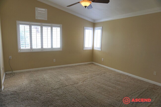 Building Photo - 3 Bedroom Home Near White Ln. & Gosford!