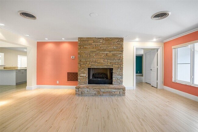 Building Photo - 500 Gardenia Ln