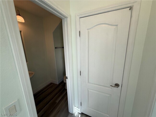 Building Photo - 5568 Jelsma Ave