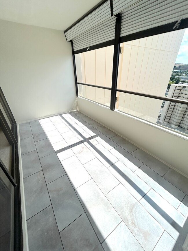 Building Photo - Available Now - High Floor Studio Apartmen...