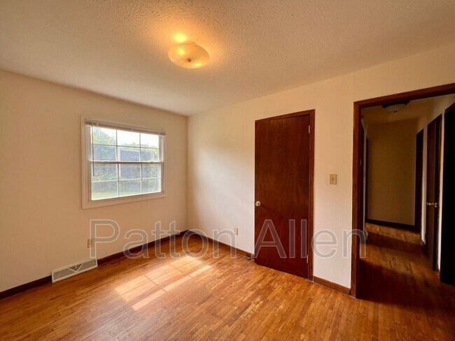 Building Photo - 26 Pine Ln