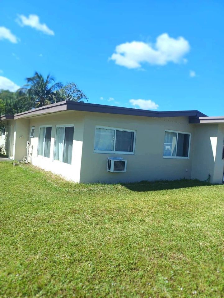 side front, side yard - 4216 SW 51st St