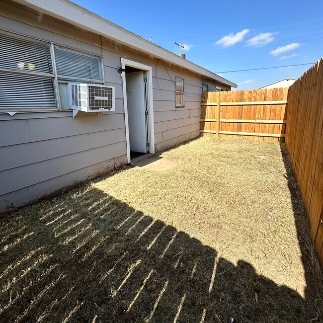 Building Photo - 922 44th St