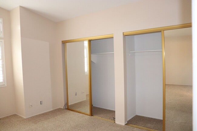 Building Photo - Spacious ALPINE 3 Bedroom 2.5 Bath 2 Story on a Cul De Sac