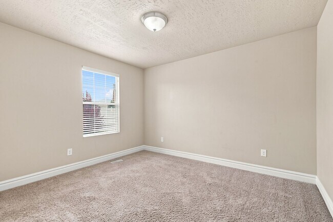 Building Photo - Quiet & Spacious 4 Bed Holladay Home – Walk-In Closets & Big Backyard!!!