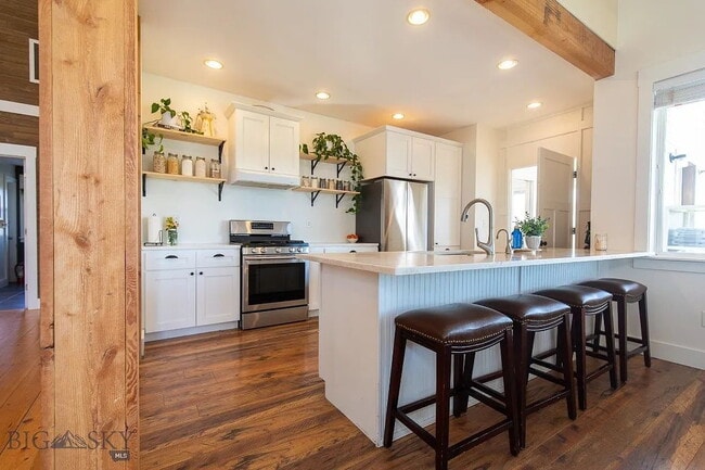 Building Photo - Incredible 5Bed, 2.5Bath home on 4 Acres with an ADU in Manhattan School District. Livestock allo...
