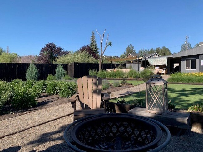 Building Photo - 3 Bed 2 Bath Single level FULLY FURNISHED