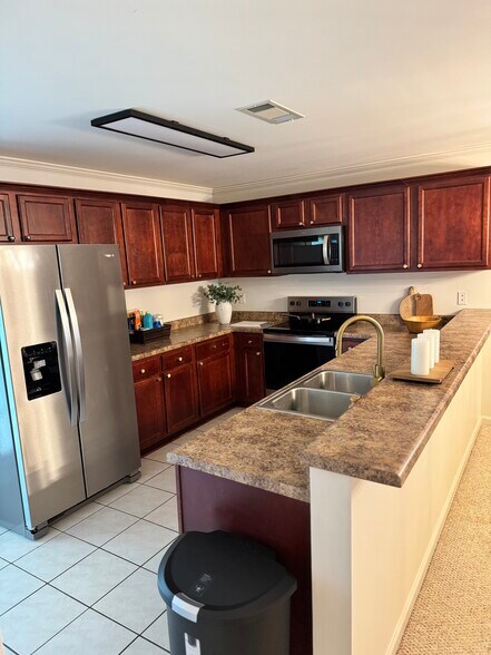 Building Photo - 529 Versailles Blvd