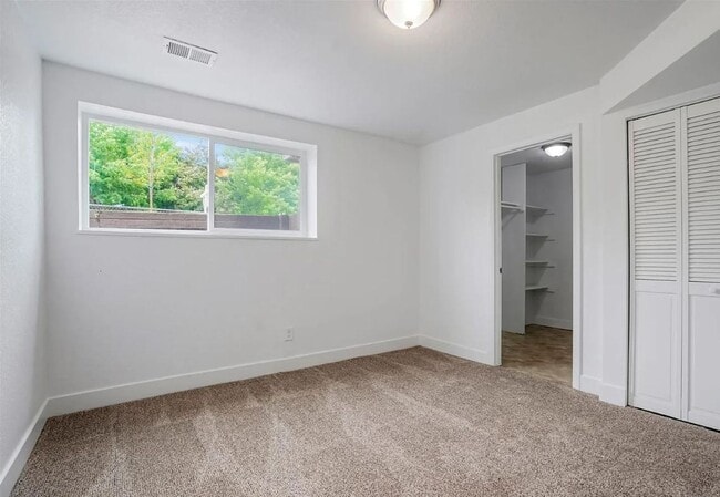 Building Photo - Fully Renovated Park Hill Townhome - 5 Bedrooms!