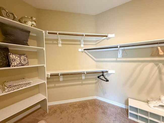 Building Photo - Luxury 6/BD 4.5/BA Large Furnished Home with Dual Primary Suites in Gated Community