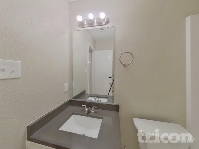 Building Photo - 417 Bryan Dr