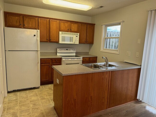 Building Photo - Spacious Home with Three Private Suites