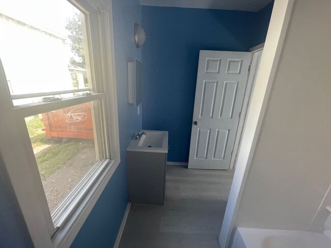 Building Photo - Section 8 Accepted! Spacious Newly Renovat...